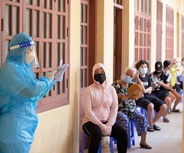 Hà Nội: Lấy mẫu xét nghiệm cho 1000 người dân phường Minh Khai - Anh 4