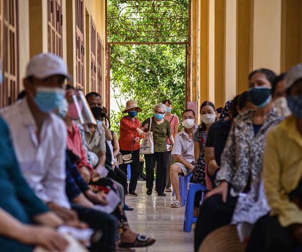 Hà Nội: Lấy mẫu xét nghiệm cho 1000 người dân phường Minh Khai - Anh 1