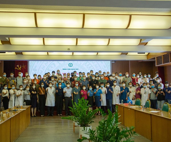 Gần 200 cán bộ, y bác sĩ Bệnh viện Bạch Mai lên đường chi viện cho TP.Hồ Chí Minh - Anh 1