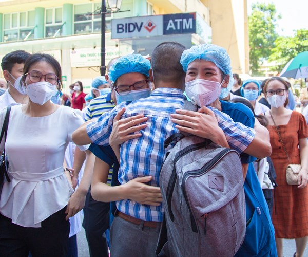 Gần 200 cán bộ, y bác sĩ Bệnh viện Bạch Mai lên đường chi viện cho TP.Hồ Chí Minh - Anh 7