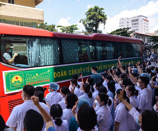 Gần 200 cán bộ, y bác sĩ Bệnh viện Bạch Mai lên đường chi viện cho TP.Hồ Chí Minh - Anh 14