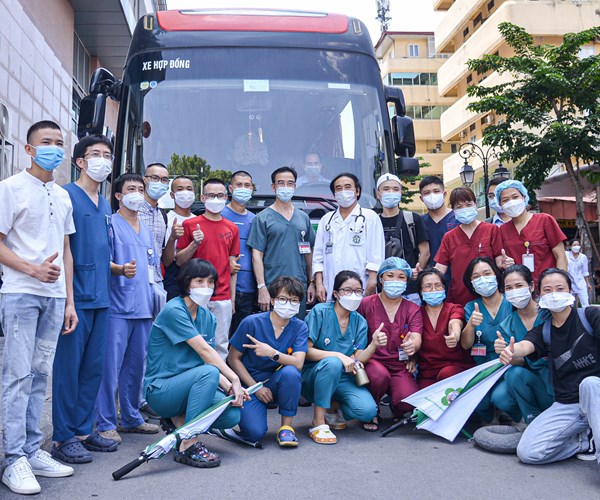 Gần 200 cán bộ, y bác sĩ Bệnh viện Bạch Mai lên đường chi viện cho TP.Hồ Chí Minh - Anh 6