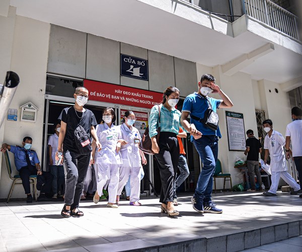 Gần 200 cán bộ, y bác sĩ Bệnh viện Bạch Mai lên đường chi viện cho TP.Hồ Chí Minh - Anh 4