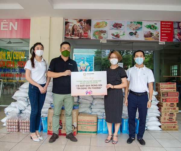 118 sinh viên “mắc kẹt” tại Hà Nội được trao tặng nhu yếu phẩm - Anh 1