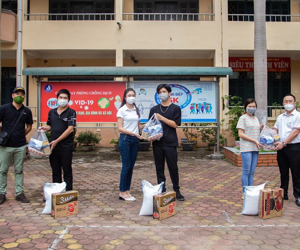 118 sinh viên “mắc kẹt” tại Hà Nội được trao tặng nhu yếu phẩm - Anh 2