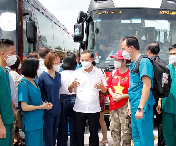Bắc Giang cử hơn 100 y, bác sỹ hỗ trợ Long An, Bình Dương, TP Hồ Chí Minh - Anh 1