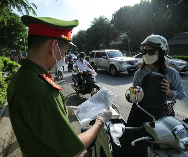 Hà Nội ngày đầu áp dụng phân vùng chống dịch: Phương tiện dồn ứ tại một số chốt kiểm soát - Anh 9