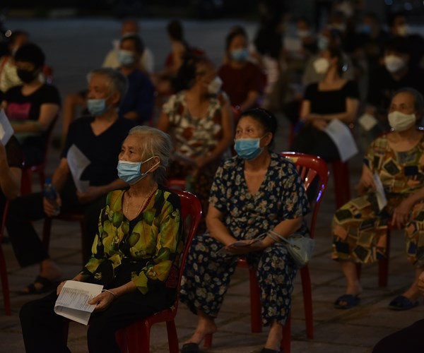 Hà Nội: Tiêm gần 2000 mũi vắc xin cho người dân trong đêm - Anh 6