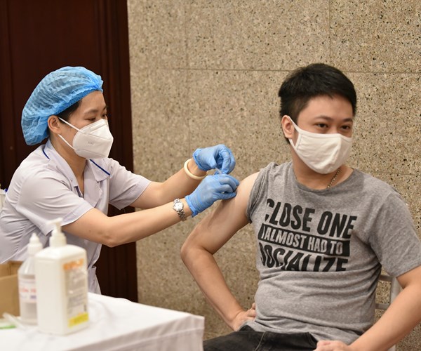Hà Nội: Tiêm gần 2000 mũi vắc xin cho người dân trong đêm - Anh 16