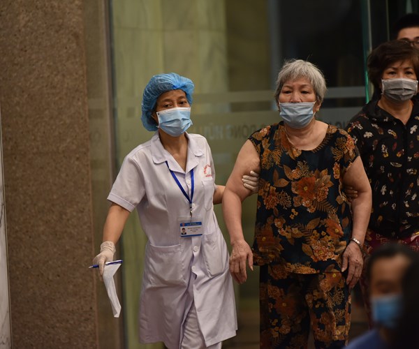 Hà Nội: Tiêm gần 2000 mũi vắc xin cho người dân trong đêm - Anh 3