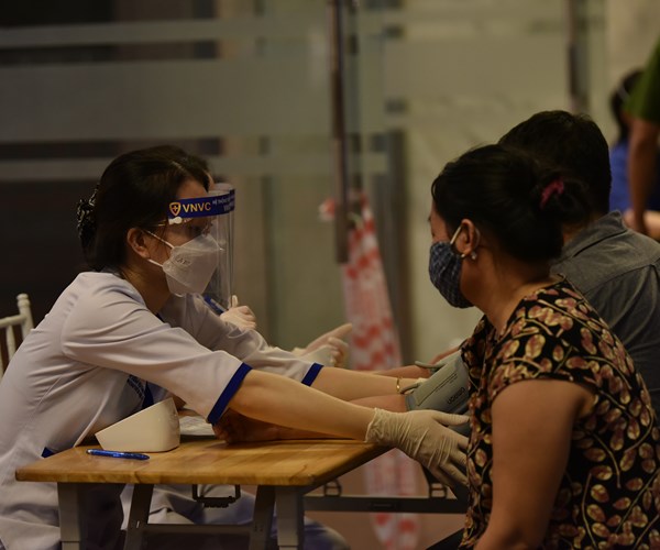 Hà Nội: Tiêm gần 2000 mũi vắc xin cho người dân trong đêm - Anh 9