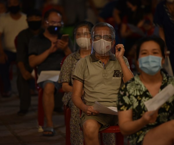 Hà Nội: Tiêm gần 2000 mũi vắc xin cho người dân trong đêm - Anh 7