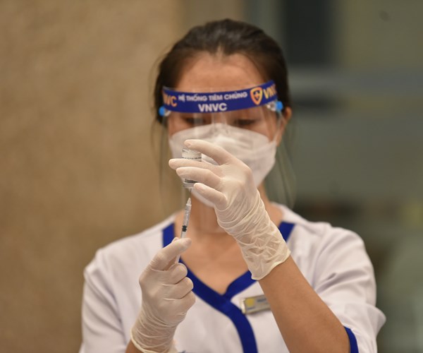 Hà Nội: Tiêm gần 2000 mũi vắc xin cho người dân trong đêm - Anh 14