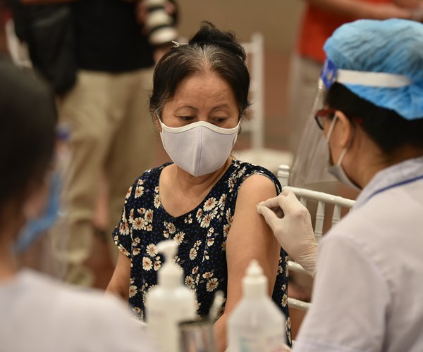 Hà Nội: Tiêm gần 2000 mũi vắc xin cho người dân trong đêm - Anh 15