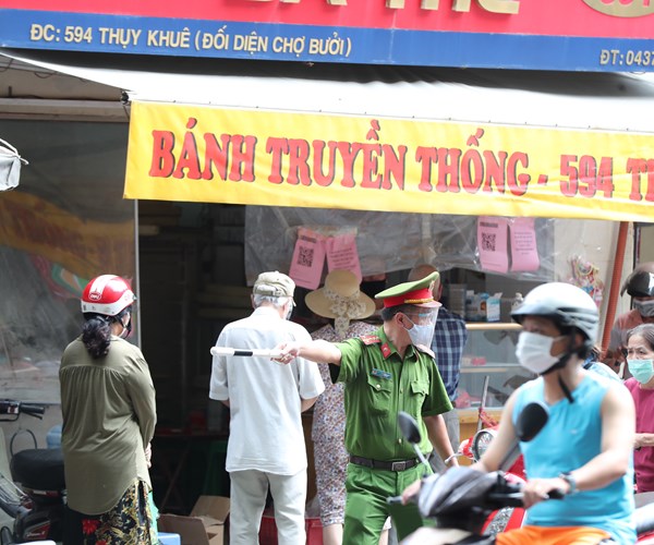 Ha Noi: Nguoi dan xep hang dai mua banh Trung thu - Anh 3