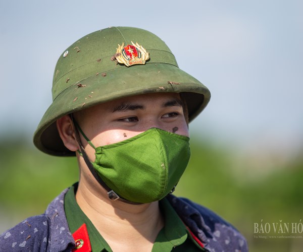 Hà Nội: Công an huyện Ứng Hòa đội nắng xuống đồng giúp dân gặt lúa - Anh 11