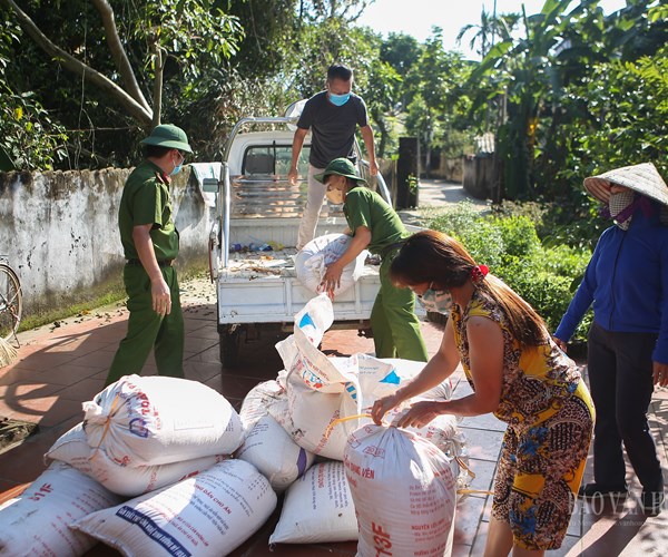 Hà Nội: Công an huyện Ứng Hòa đội nắng xuống đồng giúp dân gặt lúa - Anh 13