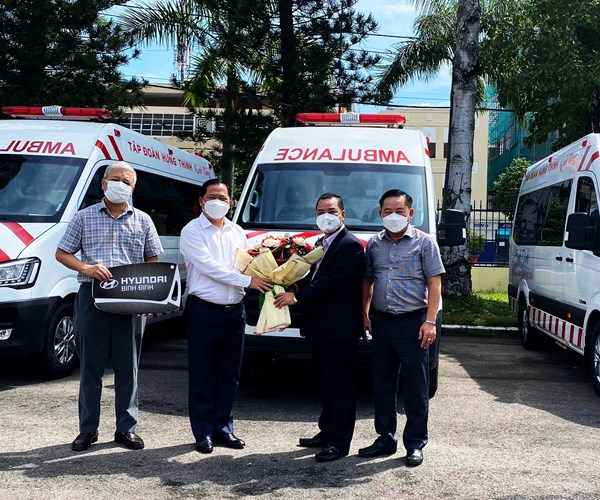 Tập đoàn Hưng Thịnh: Hỗ trợ Bình Định 4 xe cứu thương phục vụ chống dịch - Anh 1