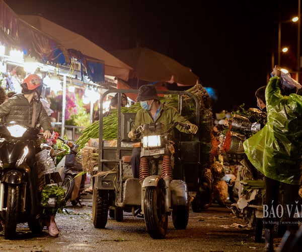 Hà Nội: Thị trường hoa tươi nhộn nhịp trước ngày 20.10 - Anh 10