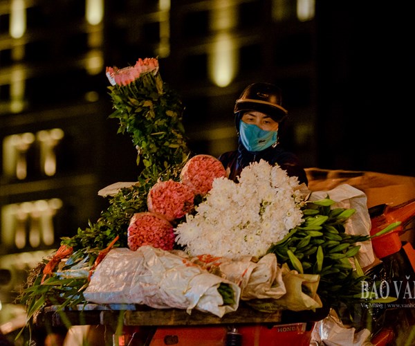 Hà Nội: Thị trường hoa tươi nhộn nhịp trước ngày 20.10 - Anh 11