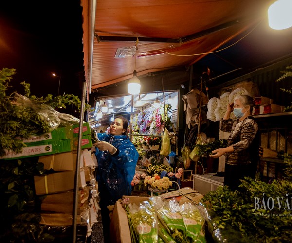 Hà Nội: Thị trường hoa tươi nhộn nhịp trước ngày 20.10 - Anh 12