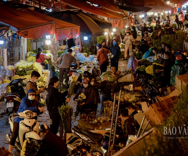 Hà Nội: Thị trường hoa tươi nhộn nhịp trước ngày 20.10 - Anh 14