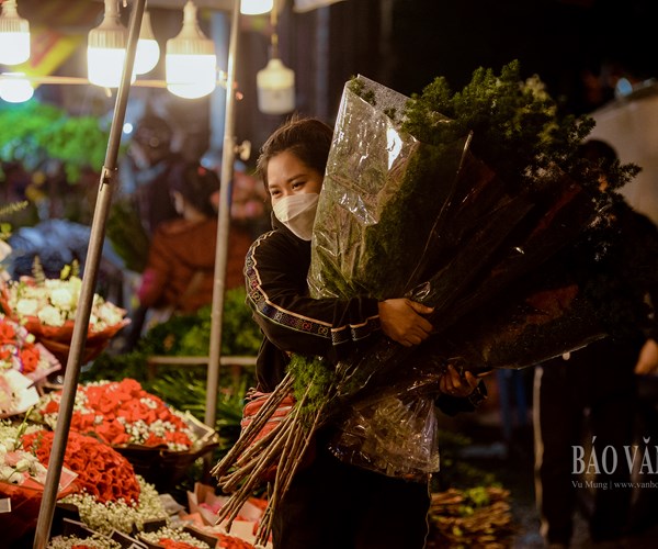 Hà Nội: Thị trường hoa tươi nhộn nhịp trước ngày 20.10 - Anh 13