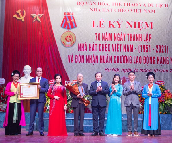 Nhà hát Chèo Việt Nam kỷ niệm 70 năm ngày thành lập và đón nhận Huân chương Lao động hạng Nhì - Anh 3