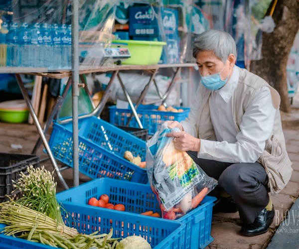 Hà Nội: Cận cảnh gian hàng đổi phế liệu lấy thực phẩm sạch - Anh 12