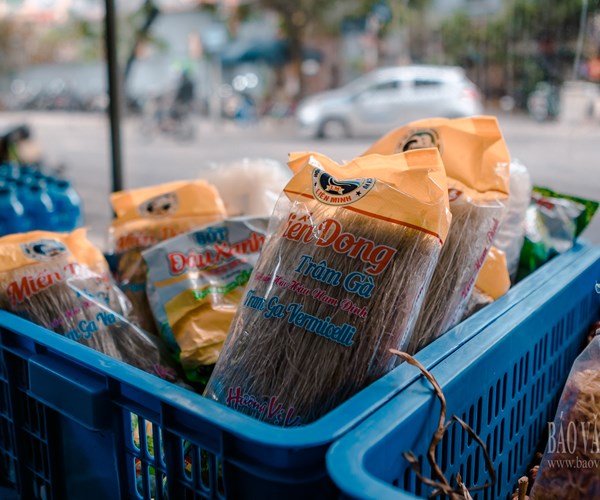Hà Nội: Cận cảnh gian hàng đổi phế liệu lấy thực phẩm sạch - Anh 4
