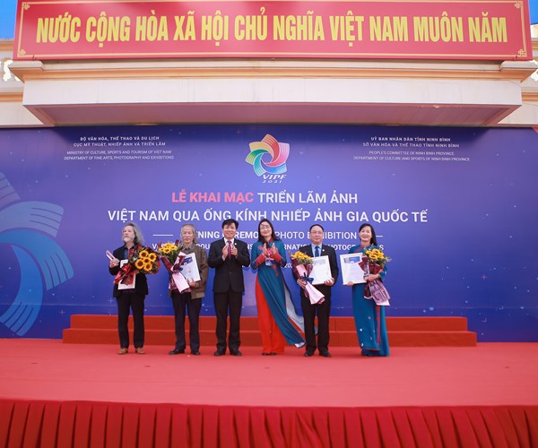Khai mạc Triển lãm Việt Nam qua ống kính nhiếp ảnh gia quốc tế - Anh 5