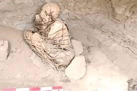 Phát hiện xác ướp ít nhất 800 năm tuổi trong tình trạng bị trói bằng dây - Anh 1