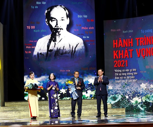 “Hồ Chí Minh - Hành trình khát vọng 2021”: Yêu Bác lòng ta trong sáng hơn - Anh 1