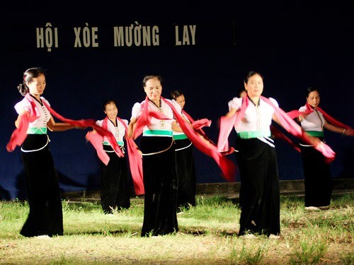 Điện Biên: Phát triển du lịch cộng đồng gắn với bảo tồn văn hóa ở Mường Lay - Anh 1