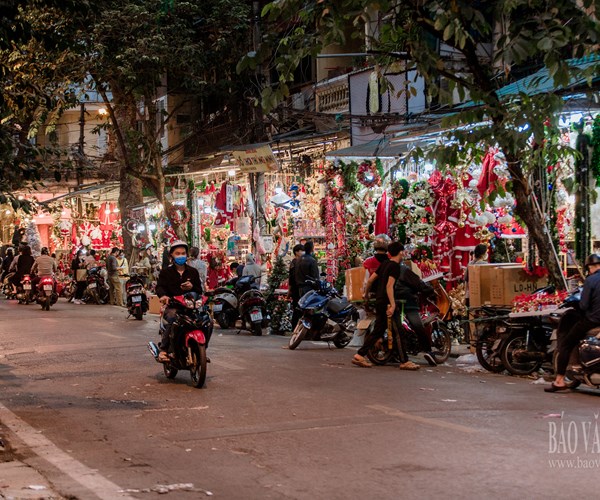 Giới trẻ Hà Nội đổ về phố Hàng Mã vui chơi Noel sớm - Anh 3