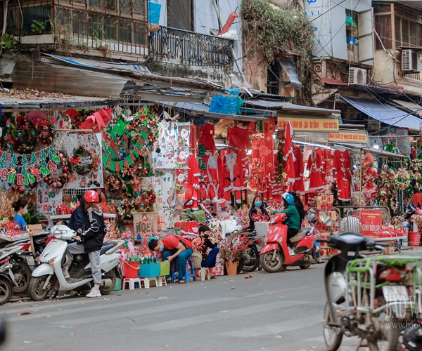 Giới trẻ Hà Nội đổ về phố Hàng Mã vui chơi Noel sớm - Anh 8