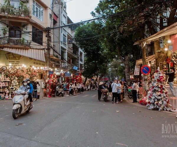 Giới trẻ Hà Nội đổ về phố Hàng Mã vui chơi Noel sớm - Anh 1