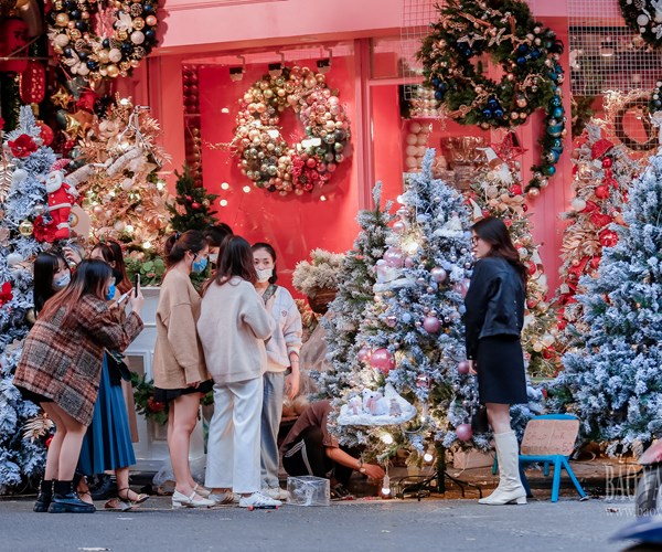 Giới trẻ Hà Nội đổ về phố Hàng Mã vui chơi Noel sớm - Anh 5