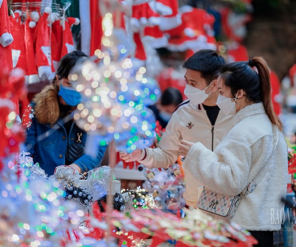 Giới trẻ Hà Nội đổ về phố Hàng Mã vui chơi Noel sớm - Anh 14