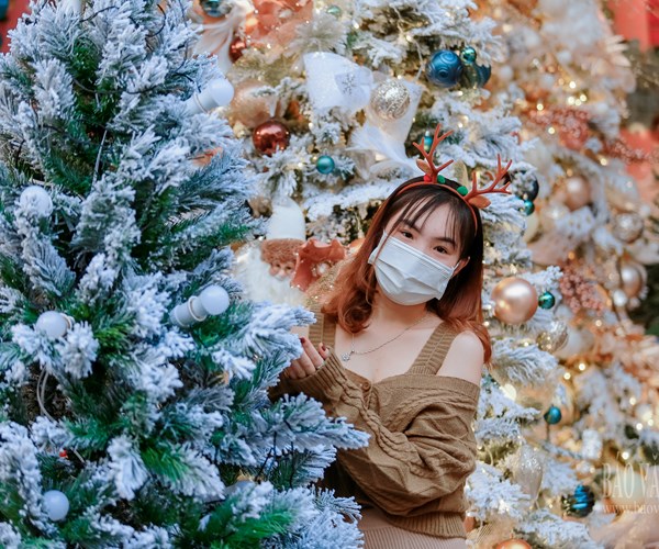Giới trẻ Hà Nội đổ về phố Hàng Mã vui chơi Noel sớm - Anh 15