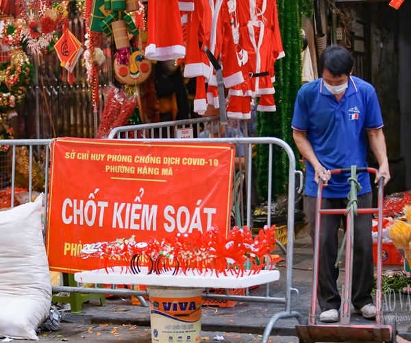 Giới trẻ Hà Nội đổ về phố Hàng Mã vui chơi Noel sớm - Anh 17
