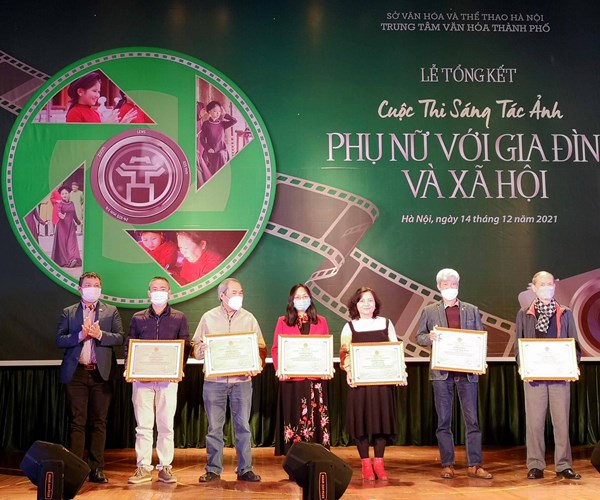 Cuộc thi ảnh 'Phụ nữ với gia đình và xã hội': Tôn vinh nét đẹp của phụ nữ Việt Nam - Anh 1