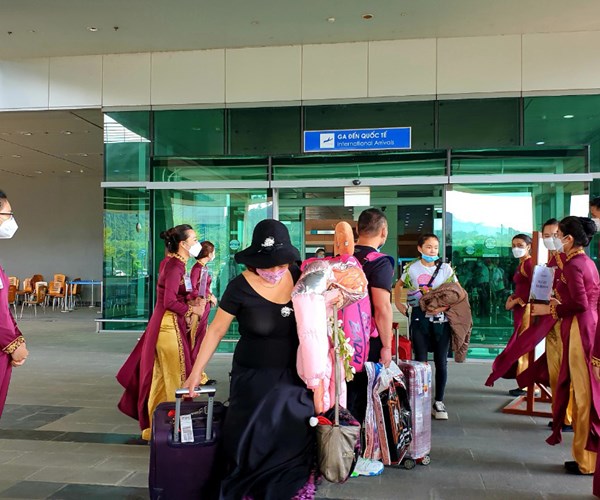 Phú Quốc đón hơn 200 khách Uzbekistan đến du lịch, nghỉ dưỡng - Anh 1