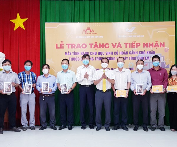 Kiên Giang tiếp nhận 10.000 máy tính bảng hỗ trợ học sinh khó khăn - Anh 1