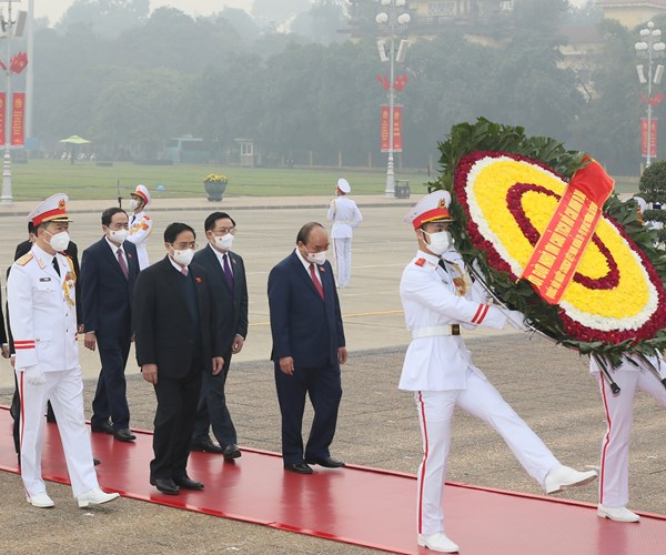 Lãnh đạo Đảng, Nhà nước và các đại biểu Quốc hội vào Lăng viếng Chủ tịch Hồ Chí Minh - Anh 1