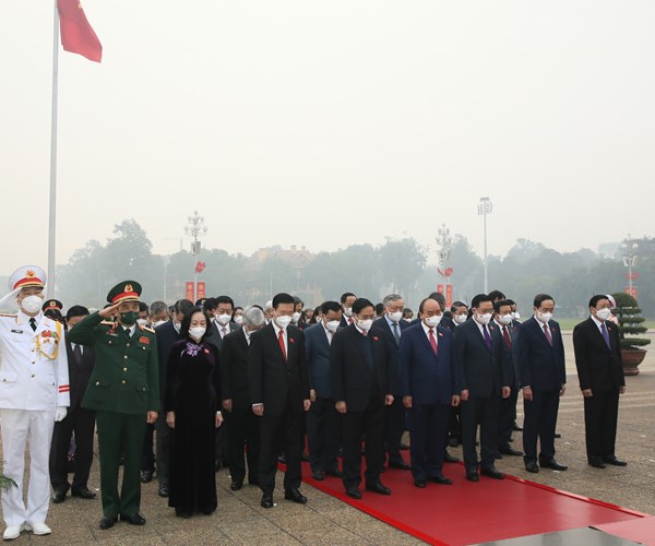 Lãnh đạo Đảng, Nhà nước và các đại biểu Quốc hội vào Lăng viếng Chủ tịch Hồ Chí Minh - Anh 5