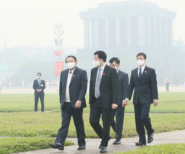 Lãnh đạo Đảng, Nhà nước và các đại biểu Quốc hội vào Lăng viếng Chủ tịch Hồ Chí Minh - Anh 7