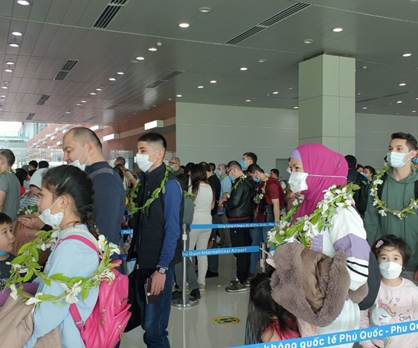 Phú Quốc thành công bước đầu đón khách du lịch quốc tế có hộ chiếu vắc xin - Anh 2