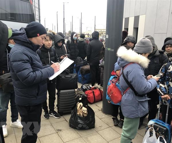 Khoảng 460 công dân người Việt Nam đã được sơ tán khỏi Ukraine - Anh 1