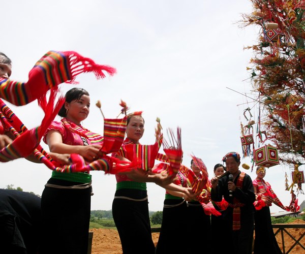 Tôn vinh vẻ đẹp trang phục truyền thống đồng bào các dân tộc thiểu số Việt Nam - Anh 6